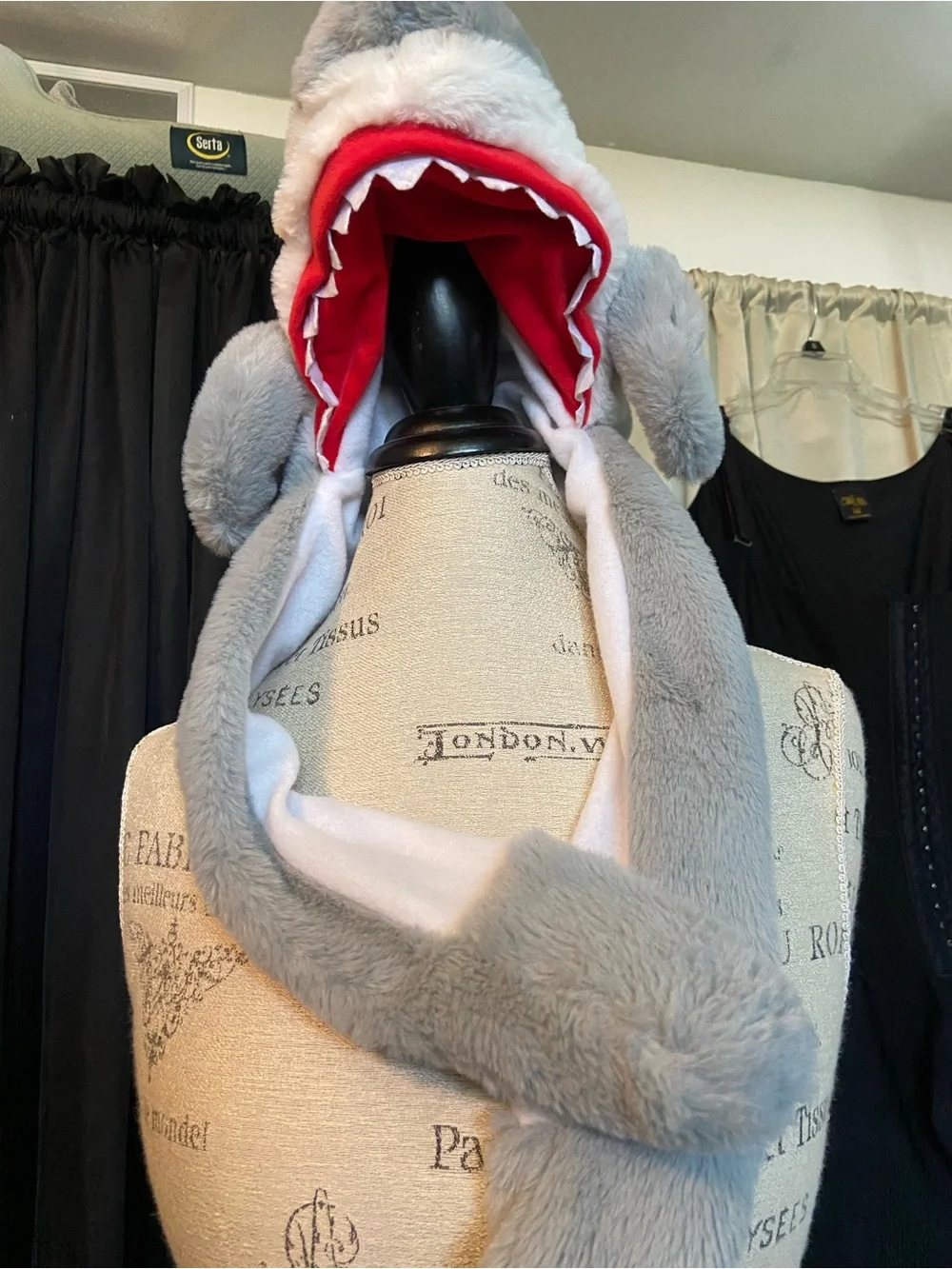 “Live action” Shark Hat with Ears that move when you squeeze the air balls🦈❤️
